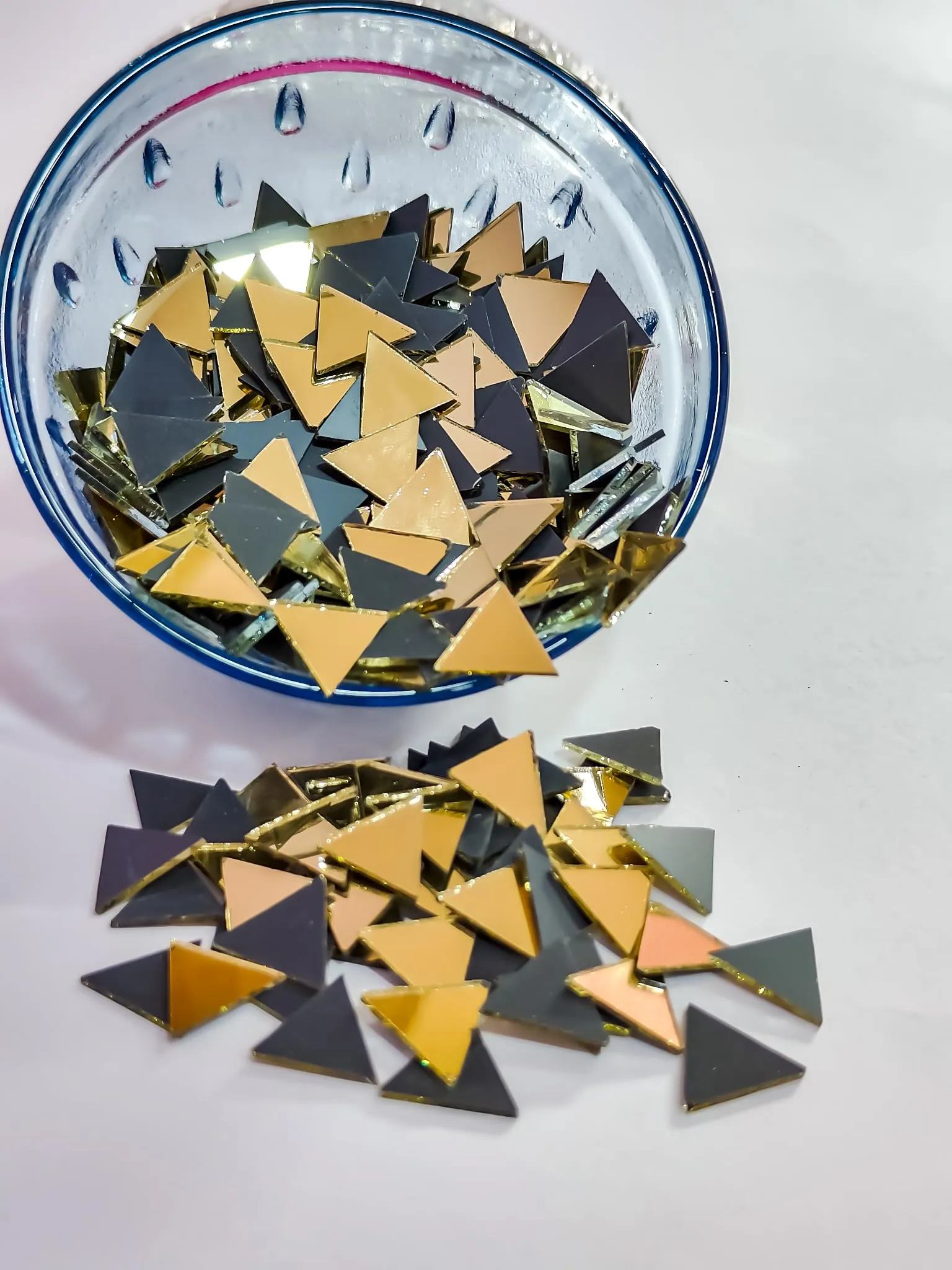 R&H Craft Mirrors Gold Triangle Shape 100 Grams for LIPPAN Art, Mirror Art, MUD and Mirror Art, Craft, Mosaic Art, Home Decorations ETC (2 CM)